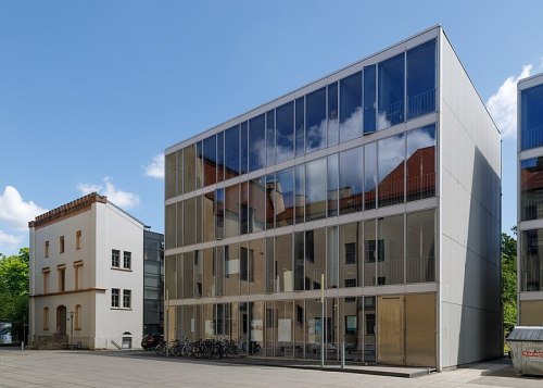https://commons.wikimedia.org/wiki/File:Weimar_Germany_Bauhaus-University-10.jpg